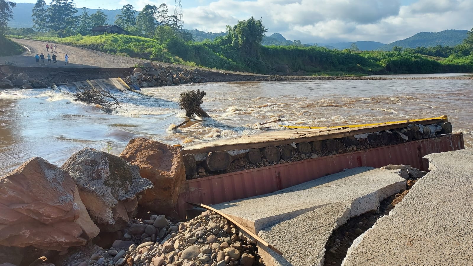 Ponte da Felizcidade em Feliz é destruída pela correnteza